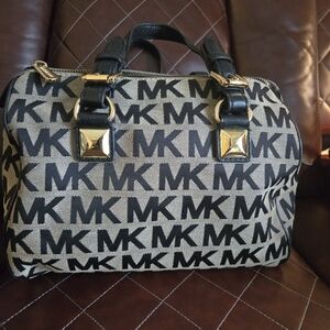 Michael Kors Black and Tan EUC Hand Bag